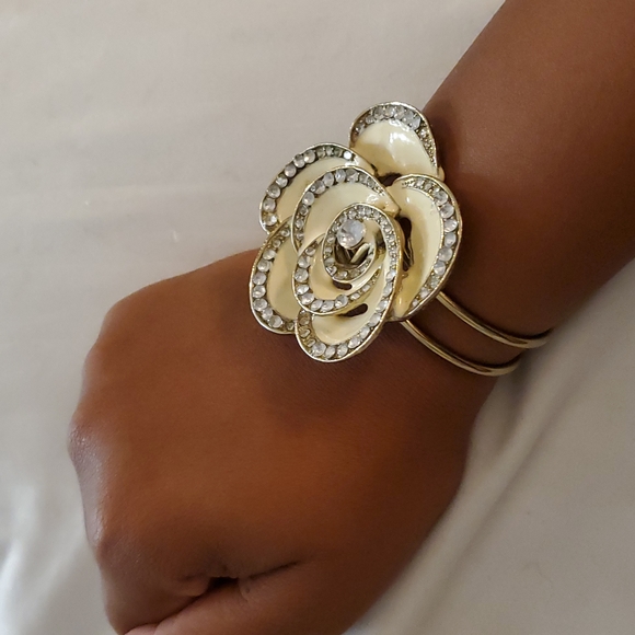 Flower Bracelet - Picture 6 of 8